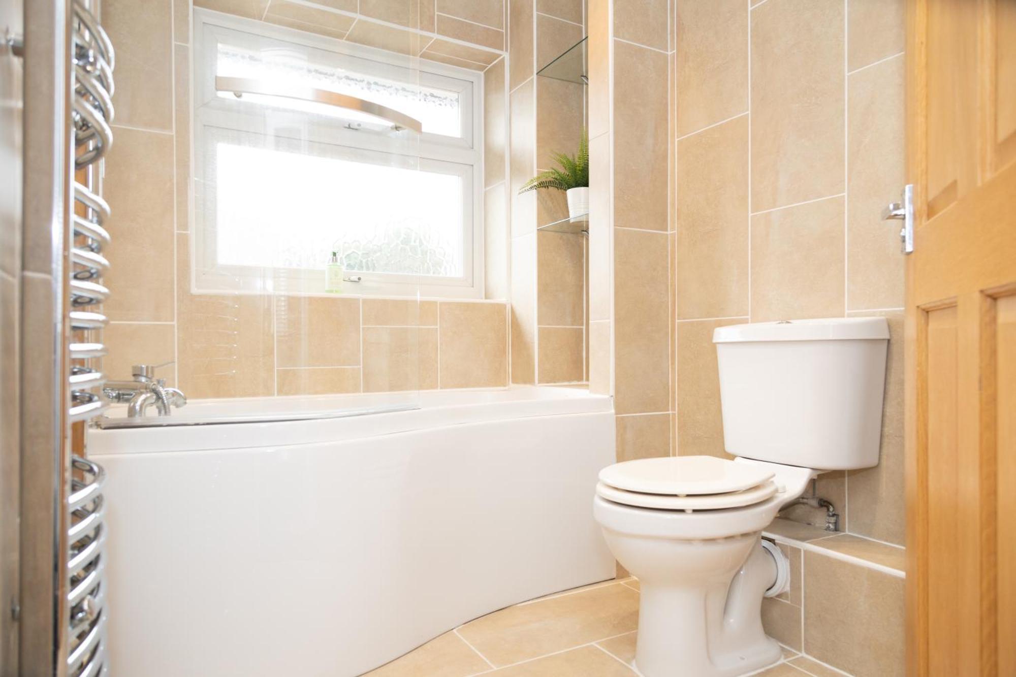 Central Ashford Stay - Contractors & Families Welcome - Free Parking מראה חיצוני תמונה